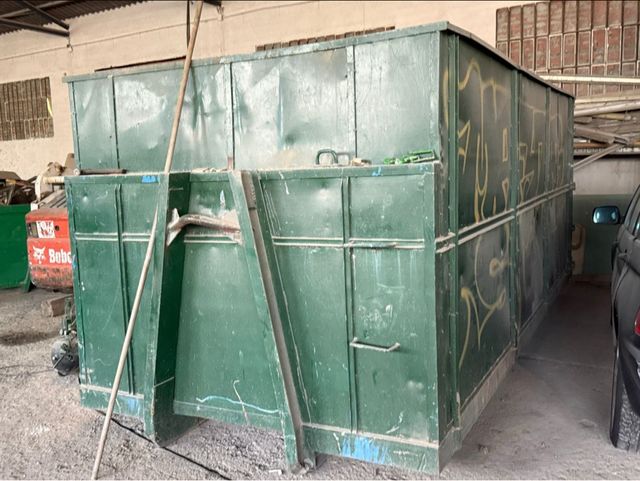 Contenedor metálico verde