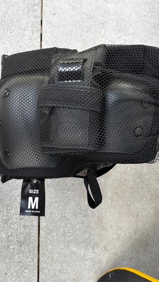 Monopatín con casco y protecciones