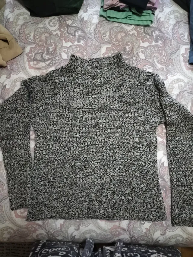 Jersey cuello alto negro y gris