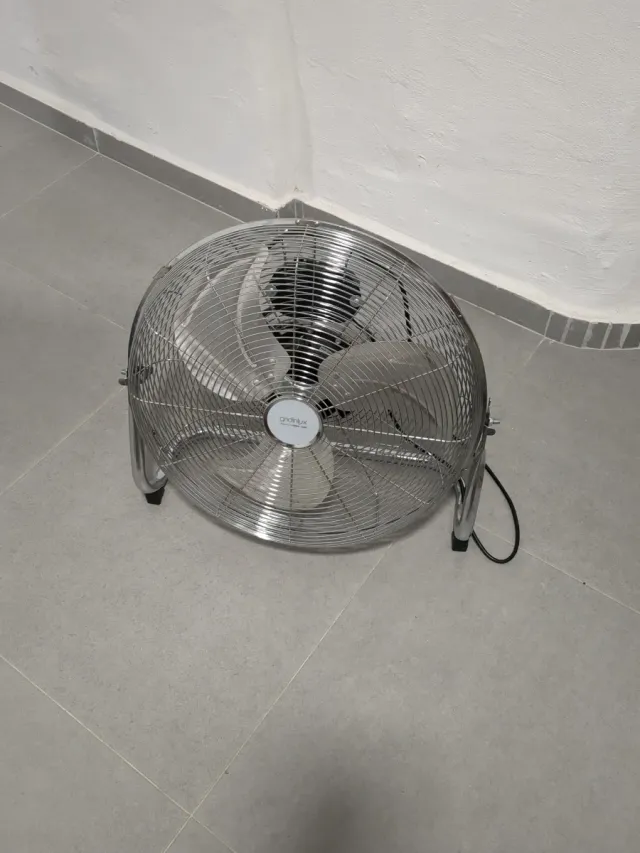 Ventilador de pie metálico plateado