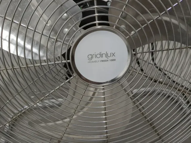 Ventilador de pie metálico plateado