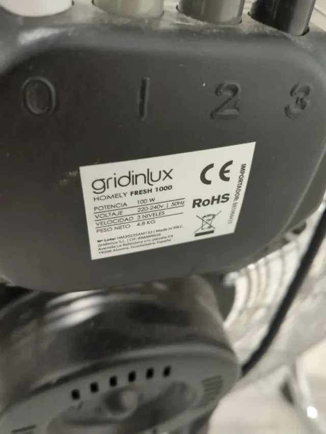 Ventilador de pie metálico plateado