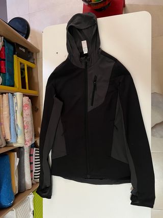 Chaqueta Decathlon Negra y Gris con Capucha