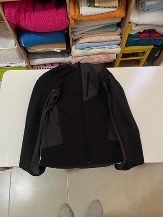 Chaqueta Decathlon Negra y Gris con Capucha