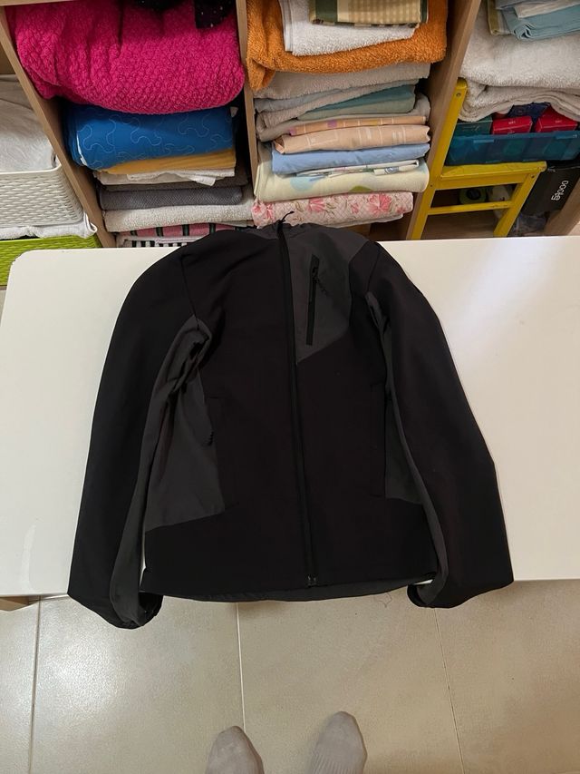 Chaqueta Decathlon Negra y Gris con Capucha