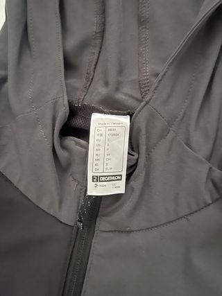 Chaqueta Decathlon Negra y Gris con Capucha