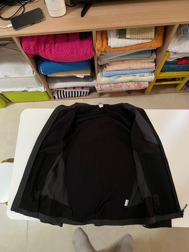 Chaqueta Decathlon Negra y Gris con Capucha