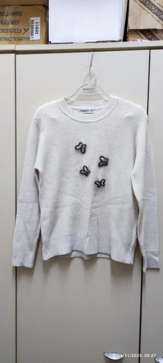 Maglione bianco girocollo con farfalle