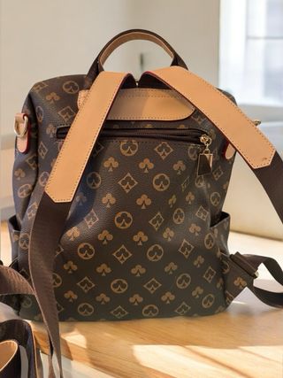 Zaino ecopelle marrone con dettagli oro