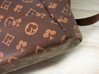 Zaino ecopelle marrone con dettagli oro