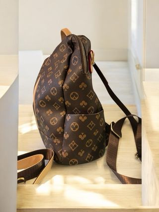 Zaino ecopelle marrone con dettagli oro