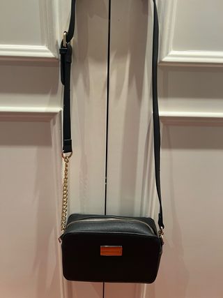 Bolso negro con cadena dorada