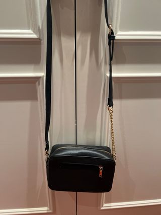 Bolso negro con cadena dorada
