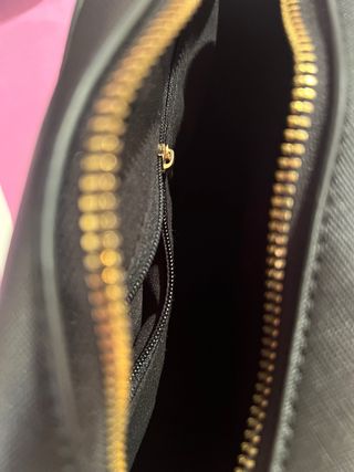Bolso negro con cadena dorada