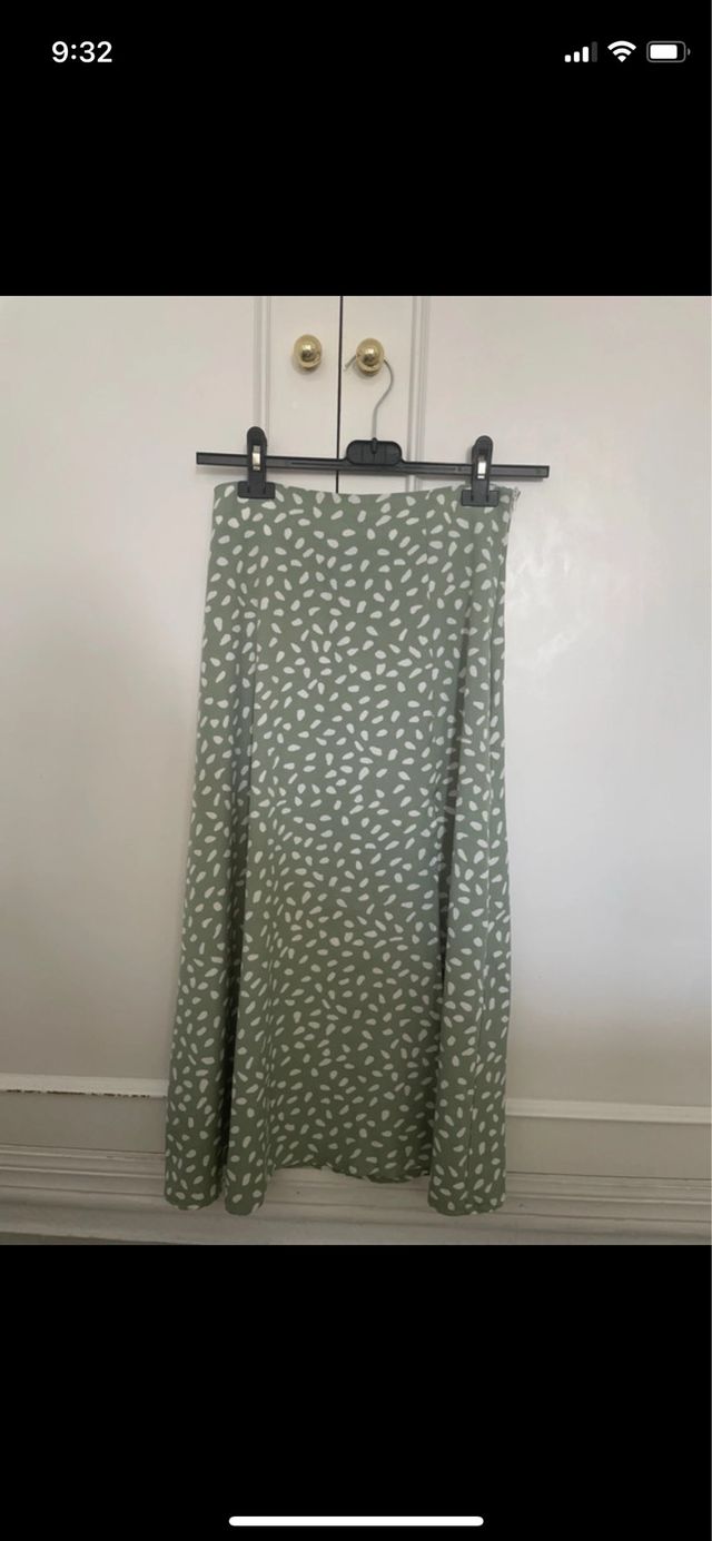 Falda midi verde con estampado blanco