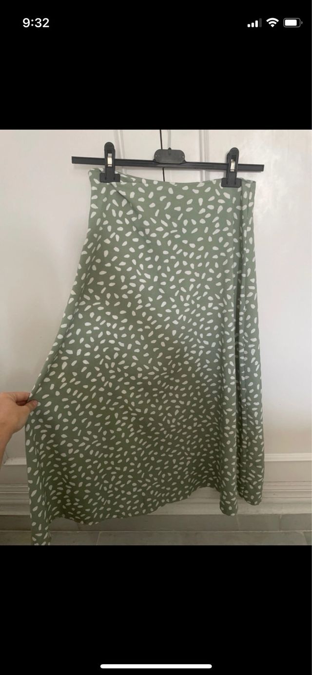 Falda midi verde con estampado blanco