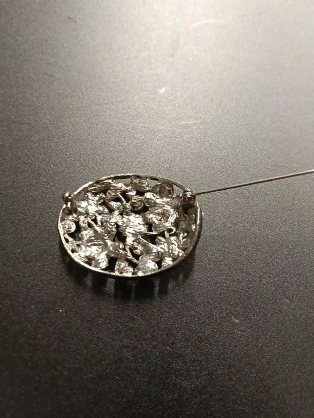 Broche floral multicolor con pedrería