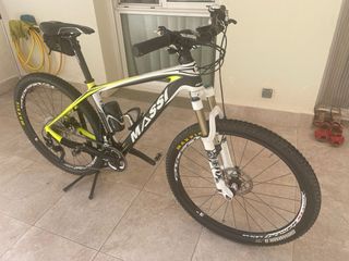 Bicicleta de Montaña Negra y Amarilla