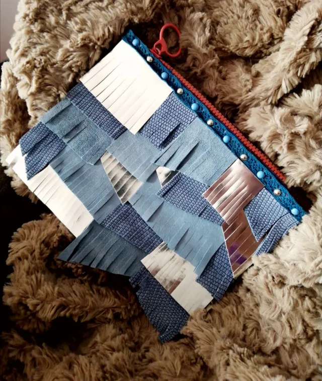 Monedero de piel azul y plateado