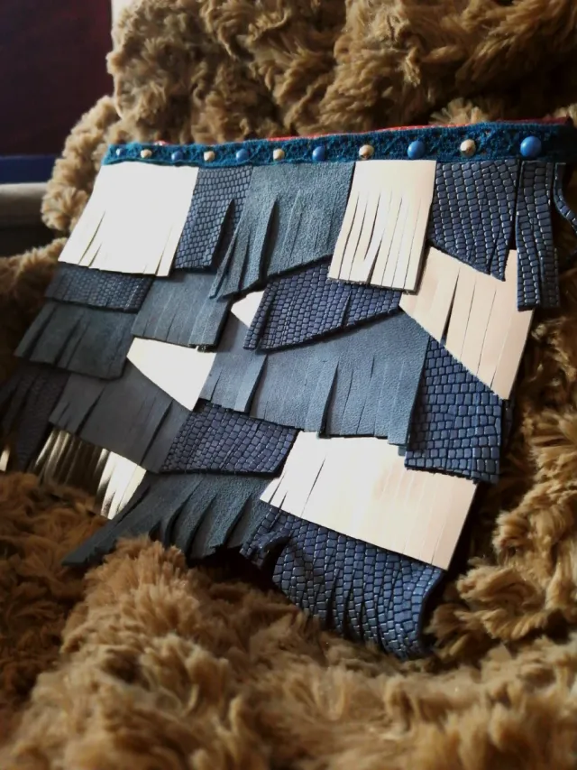 Monedero de piel azul y plateado