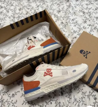 Sneakers Beige e Arancioni con Teschio