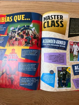 Álbum cromos La Roja + Cracks Mundiales