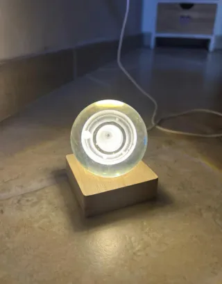 Sfera luminosa d'appoggio in vetro e legno