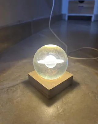 Sfera luminosa d'appoggio in vetro e legno