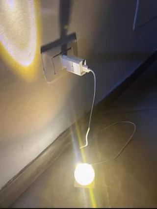 Sfera luminosa d'appoggio in vetro e legno