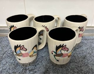 Jarra y 5 tazas de cerámica con caballos lascaux