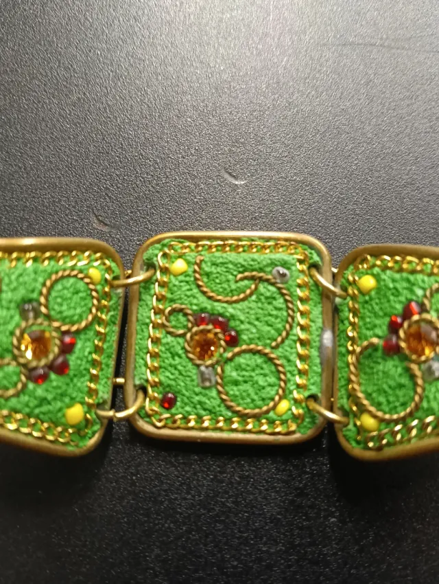 Pulsera esmaltada verde y dorada