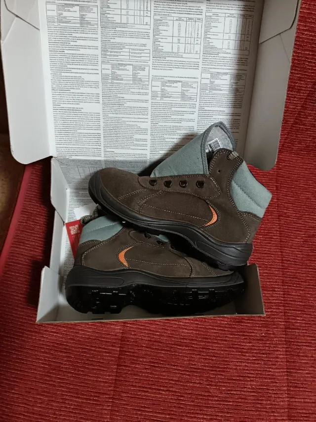 Botas de trabajo marrones y naranjas