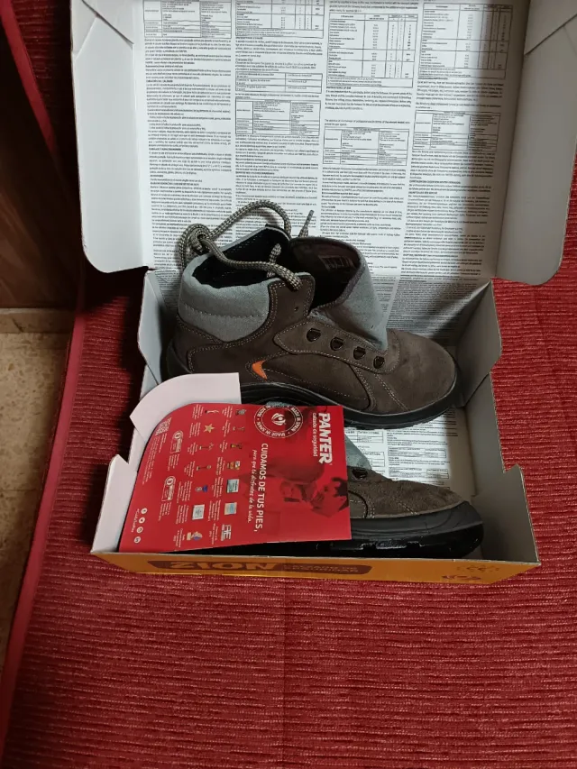 Botas de trabajo marrones y naranjas