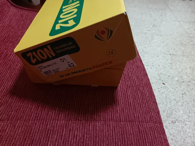 Botas de trabajo marrones y naranjas