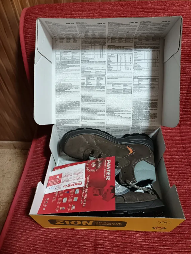 Botas de trabajo marrones y naranjas