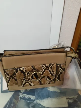 Bolso Beige con Detalle Serpiente y Dorado