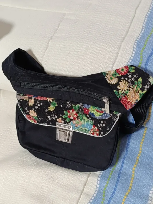 Riñonera Caomka Negra Estampada