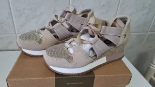 Sandalias cuña Gioseppo beige y oro