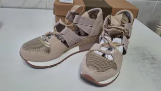 Sandalias cuña Gioseppo beige y oro