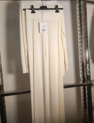 Conjunto elegante pantalón y blusa beige