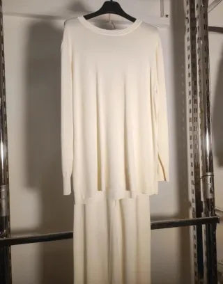 Conjunto elegante pantalón y blusa beige