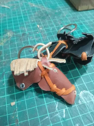 Llavero artesanal de cuero hecho a mano