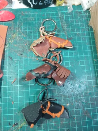 Llavero artesanal de cuero hecho a mano