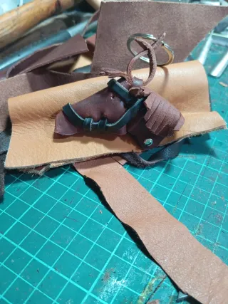 Llavero artesanal de cuero hecho a mano