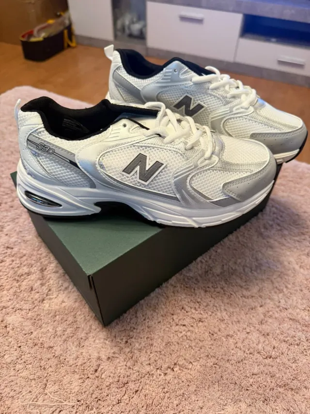 Zapatillas  Blancas y Grises