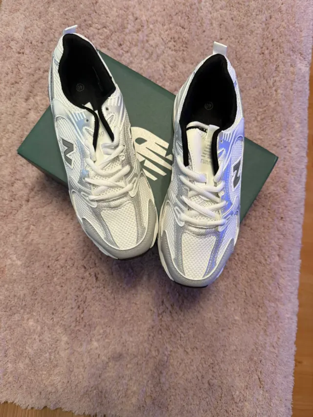 Zapatillas  Blancas y Grises