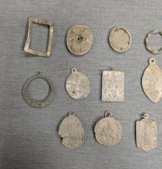 Lote medallas y objetos antiguos