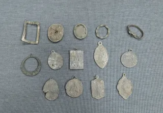 Lote medallas y objetos antiguos