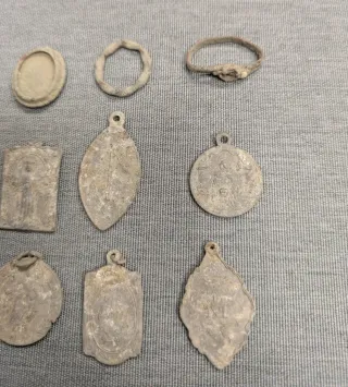 Lote medallas y objetos antiguos