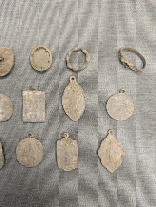 Lote medallas y objetos antiguos